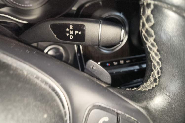 Used Mercedes-Benz GLC 2017 GLC 260 4MATIC Dynamic Edition Gear Lever