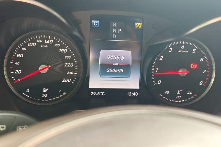 Used Mercedes-Benz GLC 2017 GLC 260 4MATIC Luxury Model Odometer Close Up