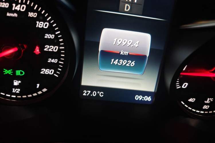 Used Mercedes-Benz GLC 2017 GLC 260 4MATIC Luxury Model Odometer Close Up