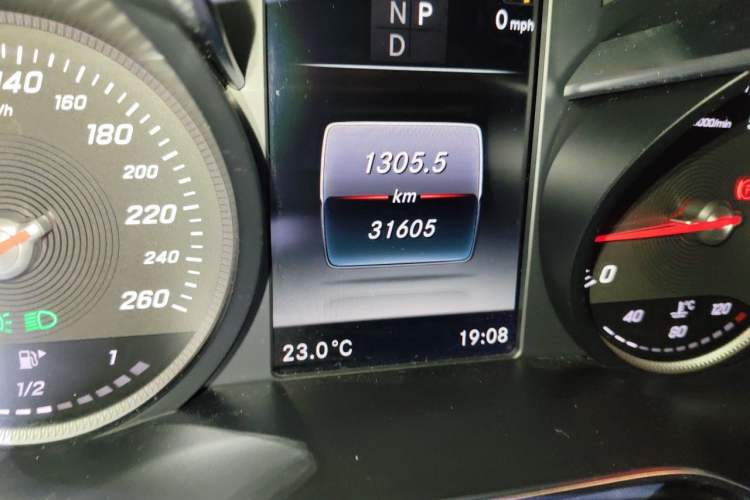 Used Mercedes-Benz GLC 2017 GLC 260 4MATIC Dynamic Edition Odometer Close Up