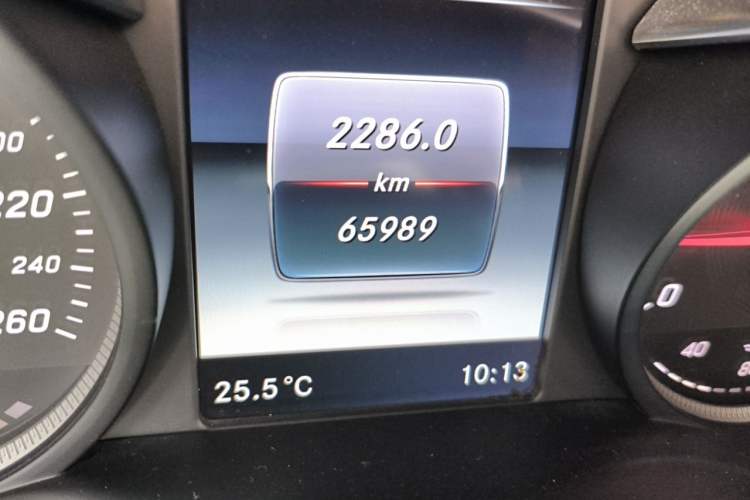 Used Mercedes-Benz GLC 2017 GLC 260 4MATIC Dynamic Edition Odometer Close Up