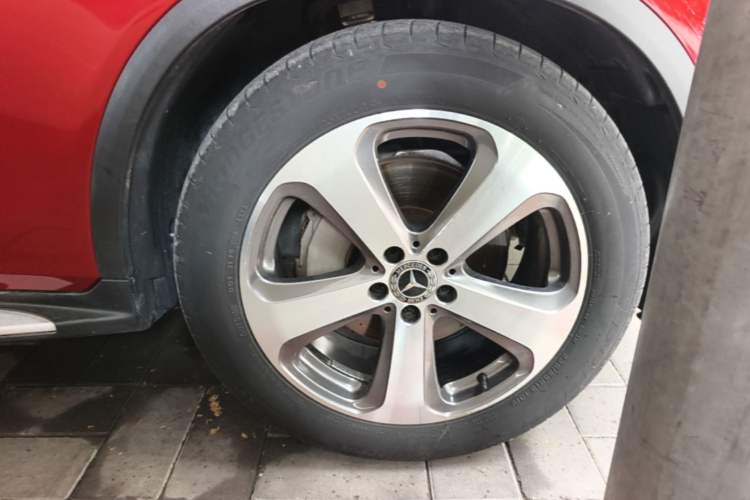 Used Mercedes-Benz GLC 2017 GLC 300 4MATIC Sport Edition Right Front Wheel Hub