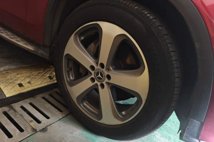 Used Mercedes-Benz GLC 2017 GLC 260 4MATIC Luxury Model Right Front Wheel Hub