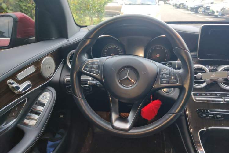 Used Mercedes-Benz GLC 2017 GLC 260 4MATIC Dynamic Edition Steering Wheel