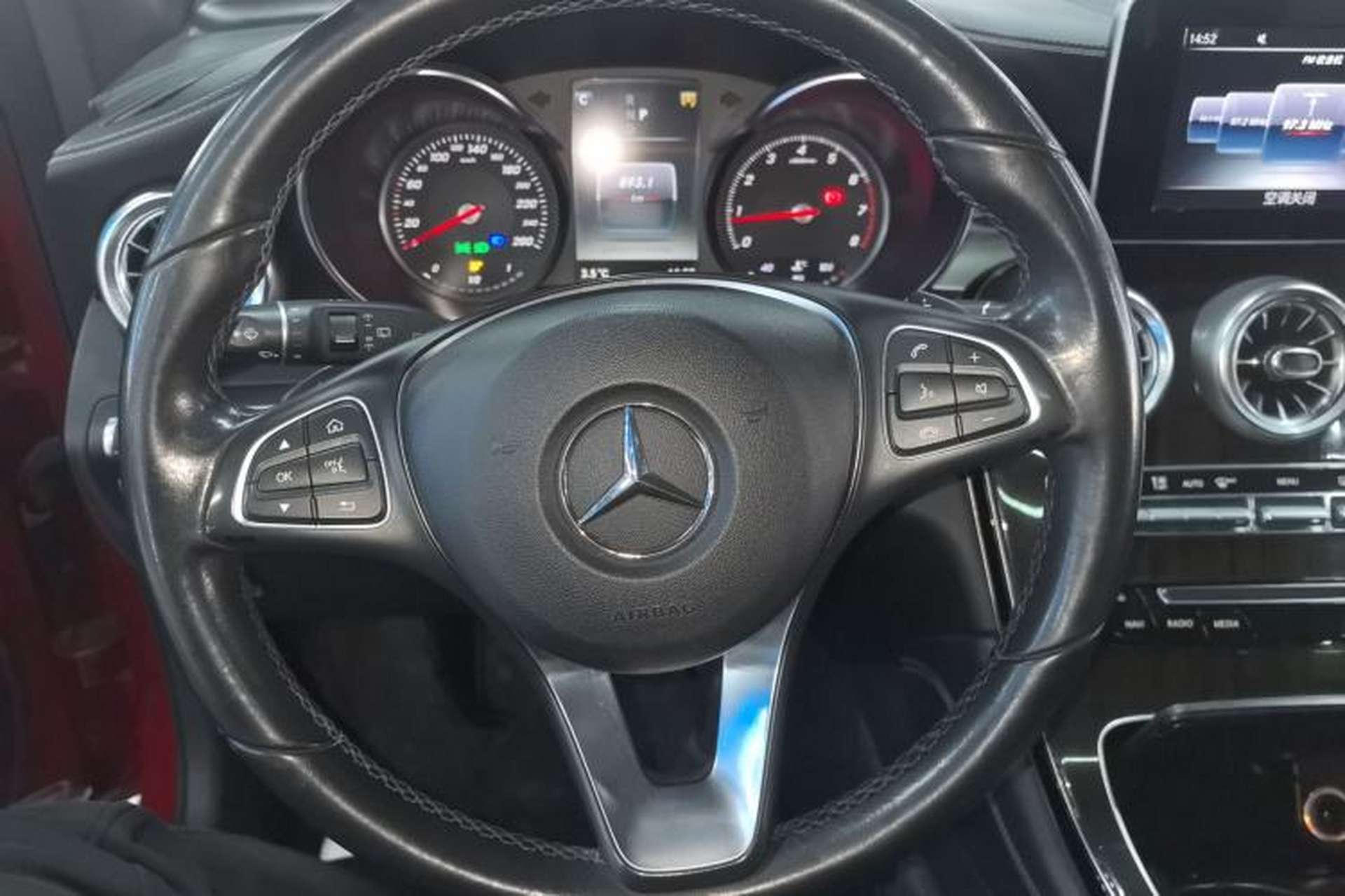 Used Mercedes-Benz GLC 2017 GLC 260 4MATIC Luxury Model Steering Wheel