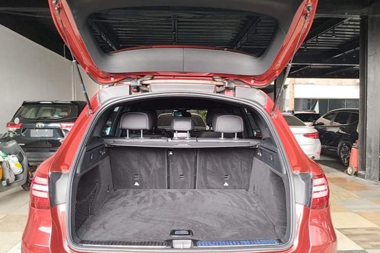 Used Mercedes-Benz GLC 2017 GLC 260 4MATIC Dynamic Edition Trunk