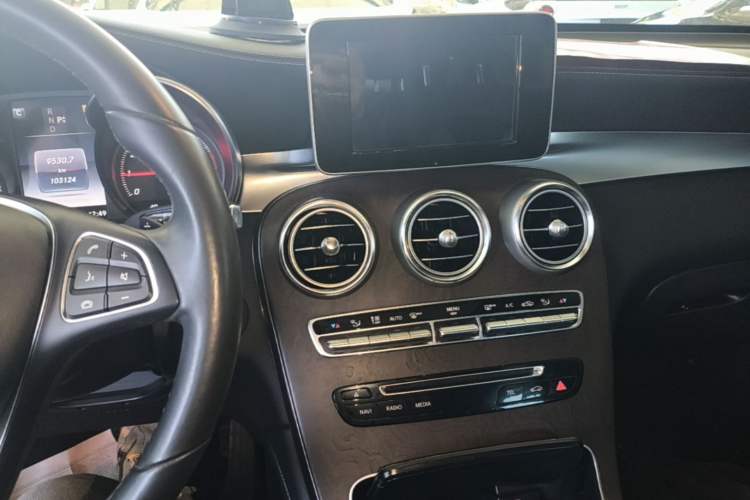 Used Mercedes-Benz GLC 2017 GLC 300 4MATIC Sport Edition Audio And AC Panel