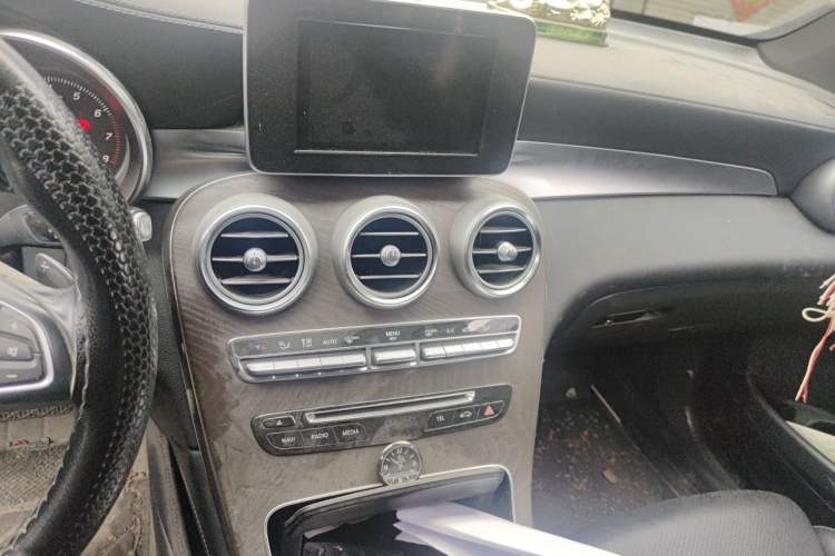 Used Mercedes-Benz GLC 2017 GLC 300 4MATIC Sport Edition Audio And AC Panel
