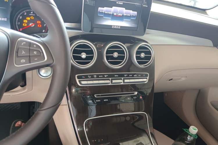 Used Mercedes-Benz GLC 2017 GLC 260 4MATIC Dynamic Edition Audio And AC Panel