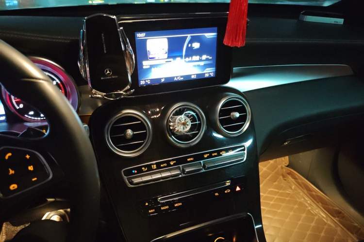 Used Mercedes-Benz GLC 2017 GLC 260 4MATIC Dynamic Edition Audio And AC Panel