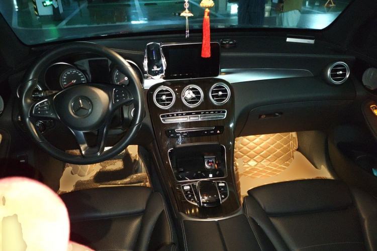 Used Mercedes-Benz GLC 2017 GLC 260 4MATIC Dynamic Edition Center Console