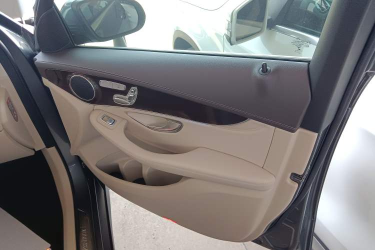Used Mercedes-Benz GLC 2017 GLC 260 4MATIC Dynamic Edition Interior 5