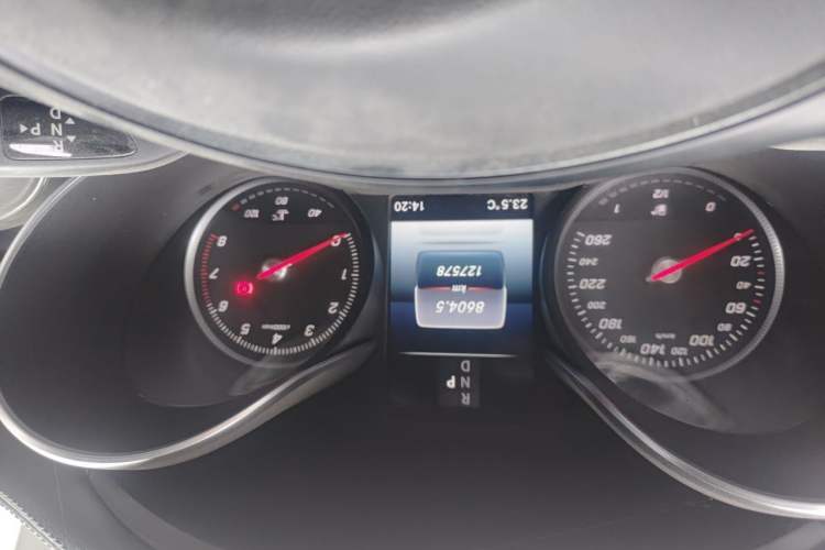 Used Mercedes-Benz GLC 2017 GLC 300 4MATIC Sport Edition Odometer Close Up