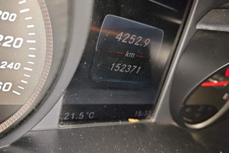 Used Mercedes-Benz GLC 2017 GLC 260 4MATIC Luxury Model Odometer Close Up