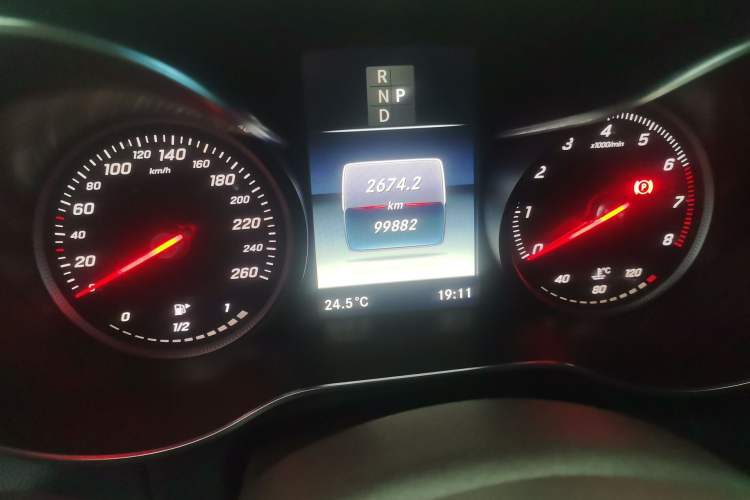 Used Mercedes-Benz GLC 2017 GLC 260 4MATIC Luxury Model Odometer Close Up