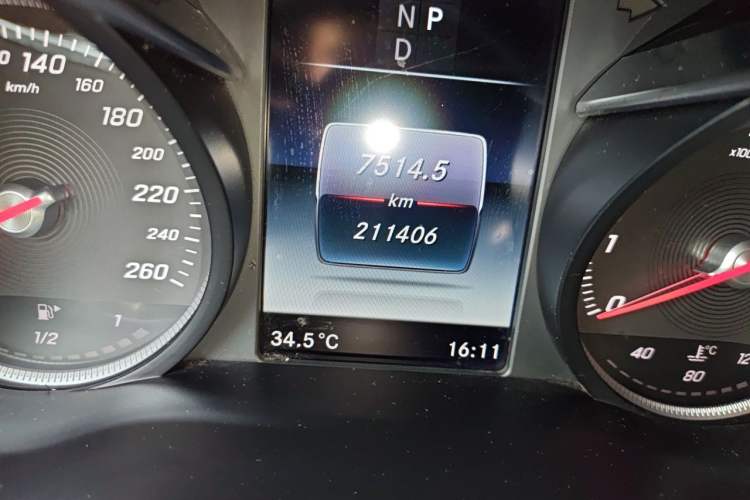 Used Mercedes-Benz GLC 2017 GLC 260 4MATIC Luxury Model Odometer Close Up