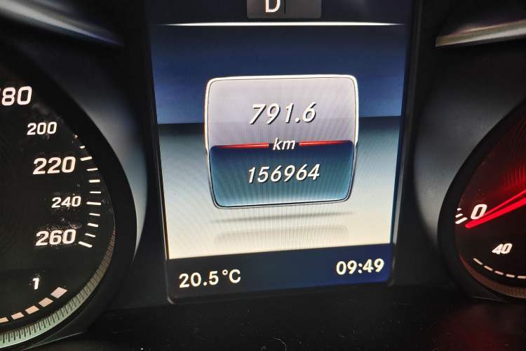 Used Mercedes-Benz GLC 2017 GLC 260 4MATIC Luxury Model Odometer Close Up