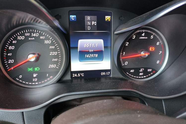 Used Mercedes-Benz GLC 2017 GLC 260 4MATIC Luxury Model Odometer Close Up