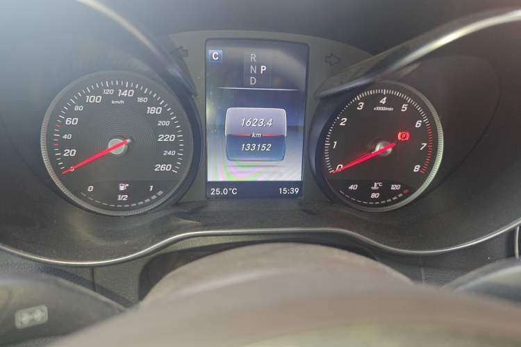 Used Mercedes-Benz GLC 2017 GLC 260 4MATIC Dynamic Edition Odometer Close Up