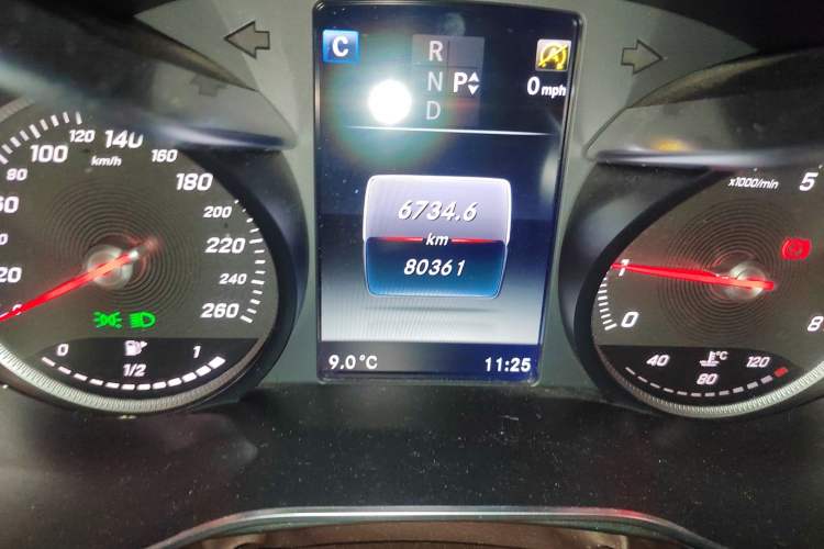 Used Mercedes-Benz GLC 2017 GLC 260 4MATIC Luxury Model Odometer Close Up