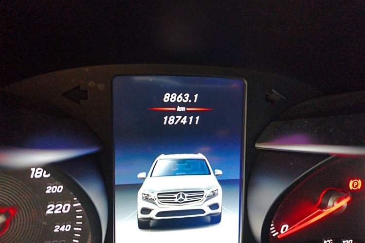 Used Mercedes-Benz GLC 2017 GLC 260 4MATIC Dynamic Edition Odometer Close Up