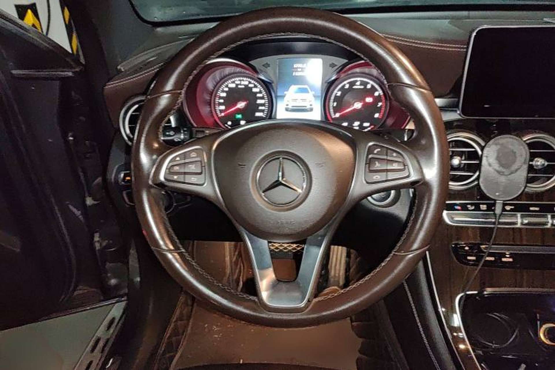 Used Mercedes-Benz GLC 2017 GLC 260 4MATIC Luxury Model Steering Wheel