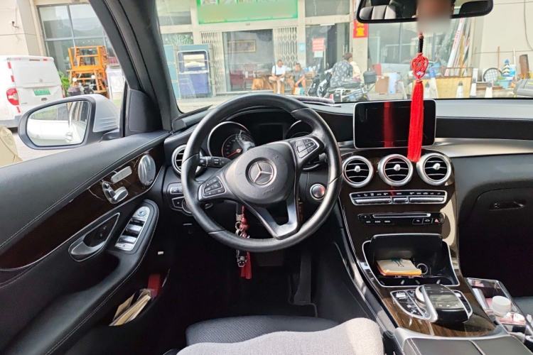 Used Mercedes-Benz GLC 2017 GLC 260 4MATIC Luxury Model Steering Wheel