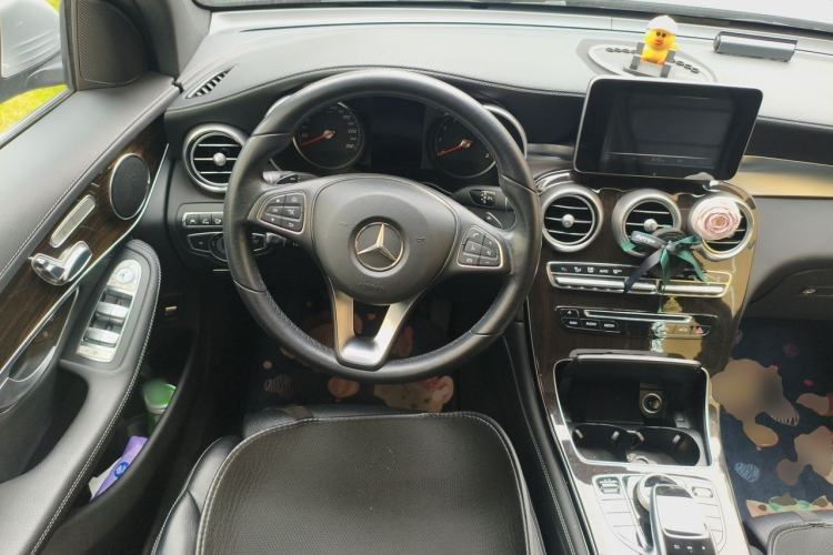 Used Mercedes-Benz GLC 2017 GLC 260 4MATIC Luxury Model Steering Wheel