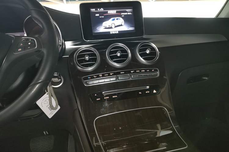 Used Mercedes-Benz GLC 2017 GLC 260 4MATIC Dynamic Edition Audio And AC Panel