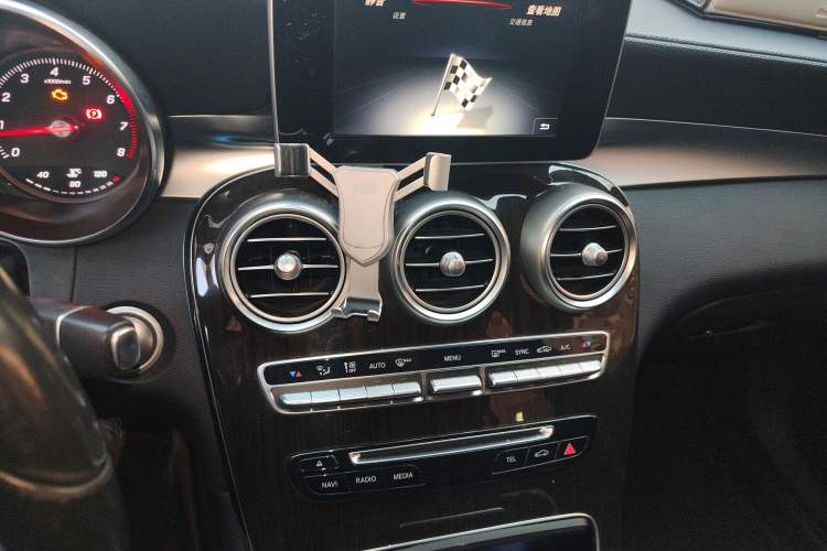 Used Mercedes-Benz GLC 2017 GLC 260 4MATIC Dynamic Edition Audio And AC Panel