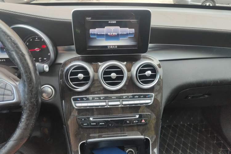 Used Mercedes-Benz GLC 2017 GLC 260 4MATIC Dynamic Edition Audio And AC Panel