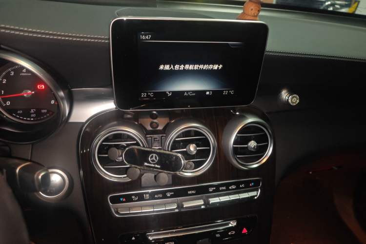 Used Mercedes-Benz GLC 2017 GLC 260 4MATIC Dynamic Edition Audio And AC Panel