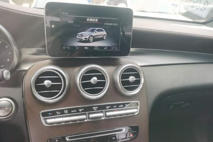 Used Mercedes-Benz GLC 2017 GLC 300 4MATIC Sport Edition Audio And AC Panel