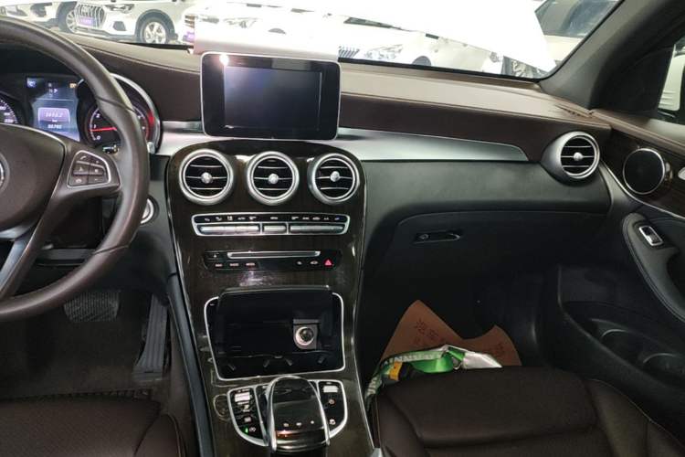Used Mercedes-Benz GLC 2017 GLC 260 4MATIC Dynamic Edition Audio And AC Panel