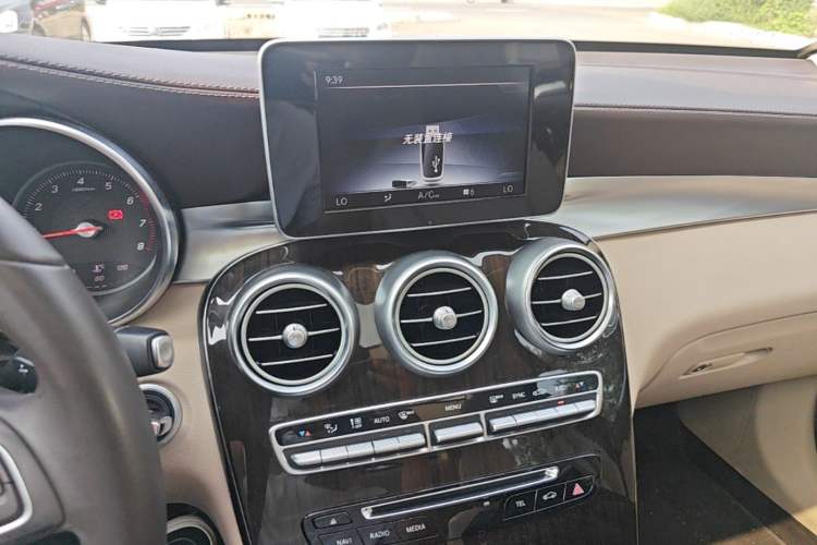 Used Mercedes-Benz GLC 2017 GLC 260 4MATIC Dynamic Edition Audio And AC Panel