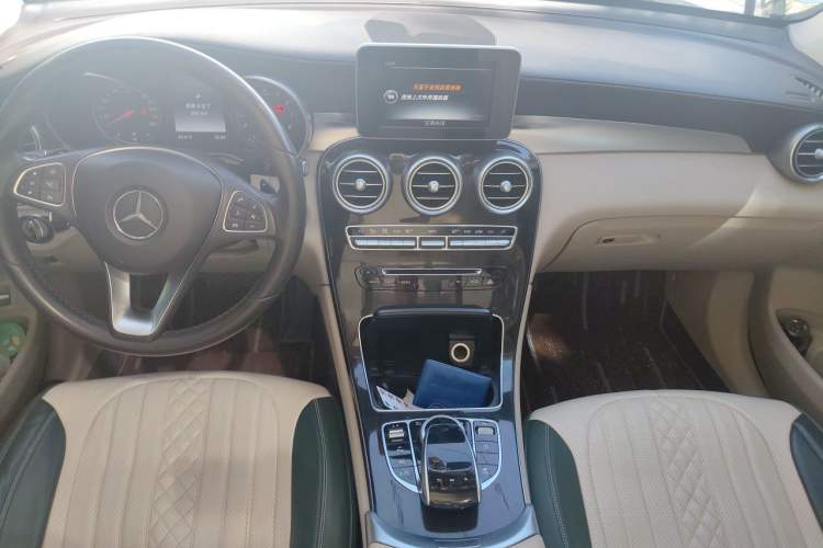 Used Mercedes-Benz GLC 2017 GLC 260 4MATIC Dynamic Edition Audio And AC Panel