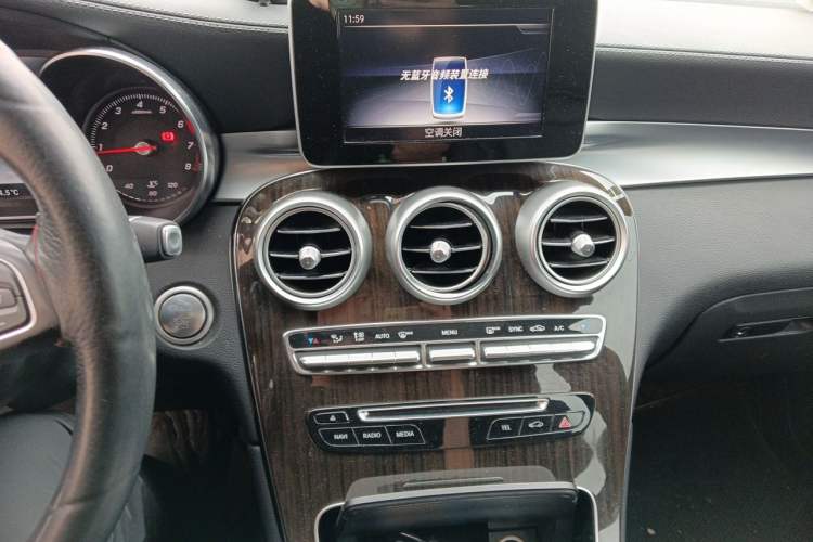 Used Mercedes-Benz GLC 2017 GLC 260 4MATIC Dynamic Edition Audio And AC Panel