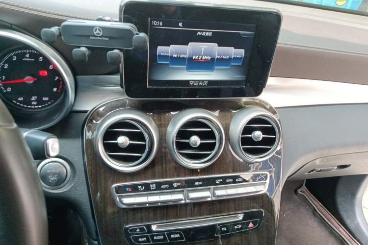 Used Mercedes-Benz GLC 2017 GLC 260 4MATIC Dynamic Edition Audio And AC Panel
