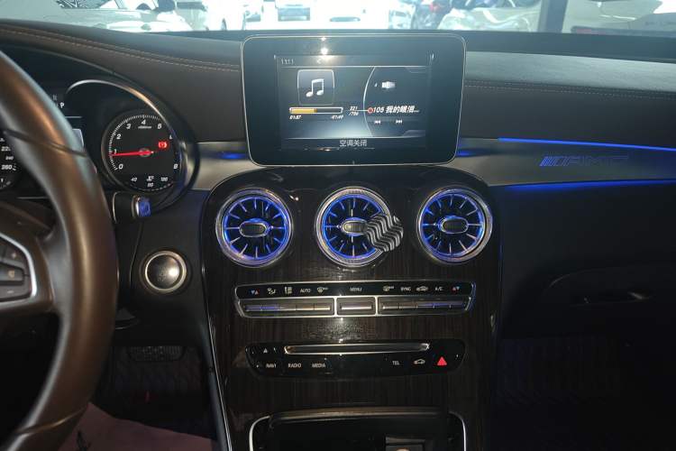 Used Mercedes-Benz GLC 2017 GLC 260 4MATIC Dynamic Edition Audio And AC Panel