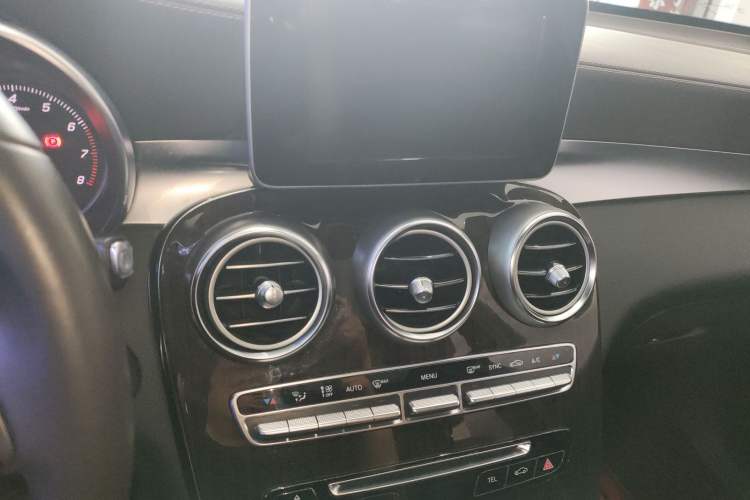 Used Mercedes-Benz GLC 2017 GLC 260 4MATIC Dynamic Edition Audio And AC Panel