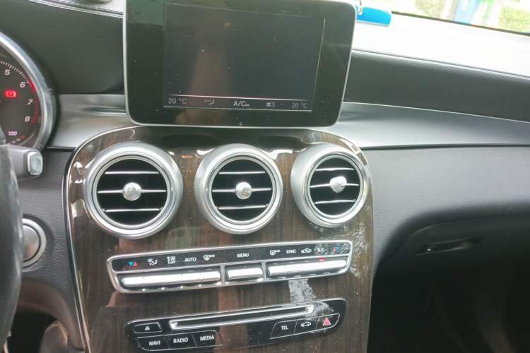 Used Mercedes-Benz GLC 2017 GLC 260 4MATIC Dynamic Edition Audio And AC Panel
