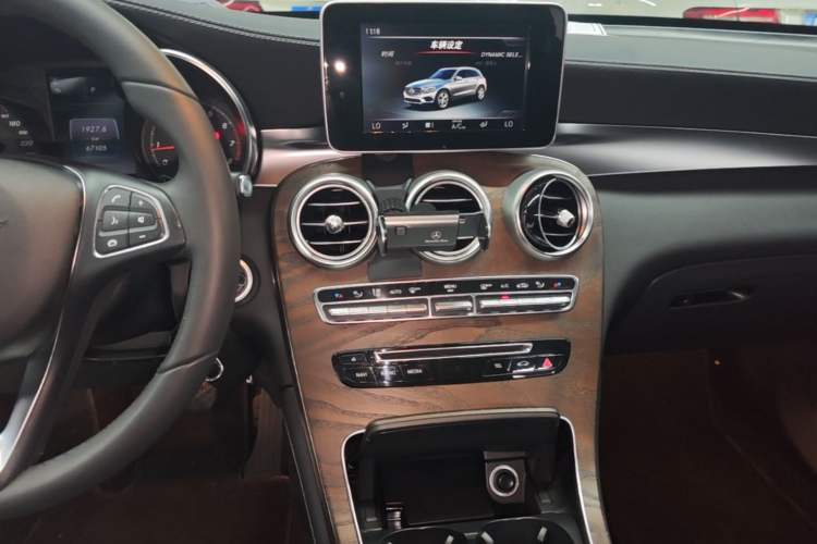 Used Mercedes-Benz GLC 2017 GLC 300 4MATIC Sport Edition Audio And AC Panel