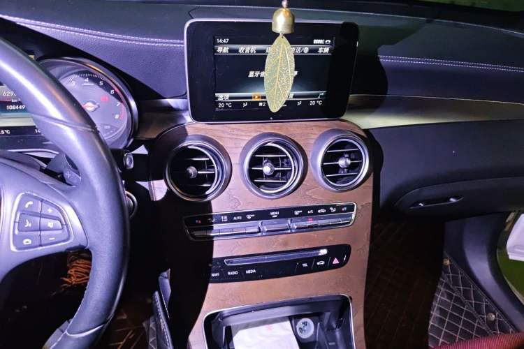 Used Mercedes-Benz GLC 2017 GLC 300 4MATIC Sport Edition Audio And AC Panel