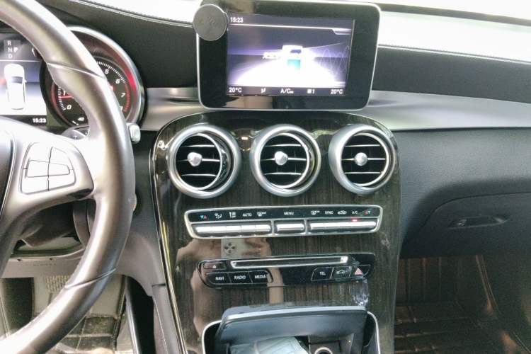 Used Mercedes-Benz GLC 2017 GLC 260 4MATIC Dynamic Edition Audio And AC Panel