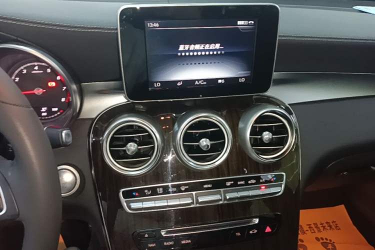 Used Mercedes-Benz GLC 2017 GLC 260 4MATIC Dynamic Edition Audio And AC Panel