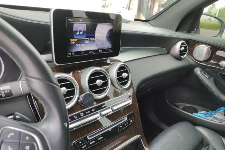 Used Mercedes-Benz GLC 2017 GLC 260 4MATIC Dynamic Edition Audio And AC Panel