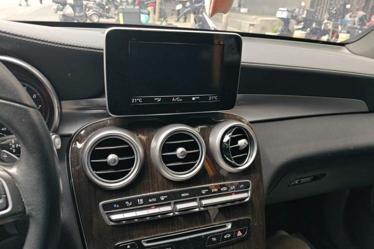 Used Mercedes-Benz GLC 2017 GLC 260 4MATIC Luxury Model Audio And AC Panel