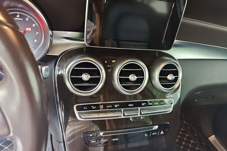 Used Mercedes-Benz GLC 2017 GLC 260 4MATIC Luxury Model Audio And AC Panel