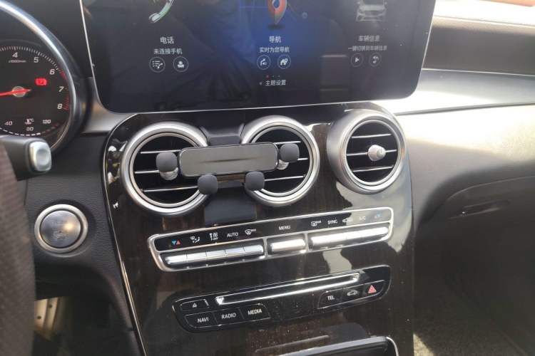 Used Mercedes-Benz GLC 2017 GLC 260 4MATIC Dynamic Edition Audio And AC Panel