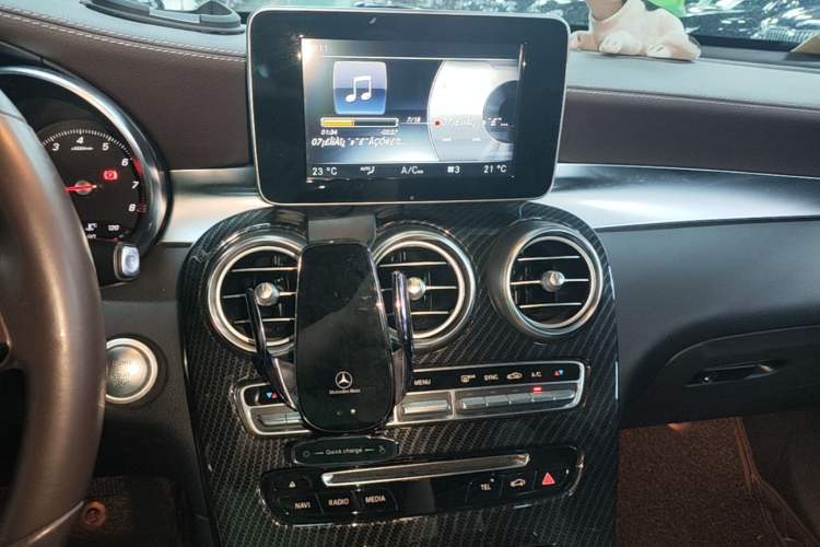 Used Mercedes-Benz GLC 2017 GLC 260 4MATIC Dynamic Edition Audio And AC Panel